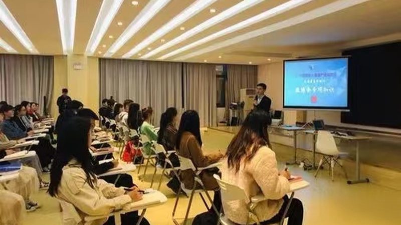 行业背景：学历提升需求旺盛，代理加盟市场潜力巨大